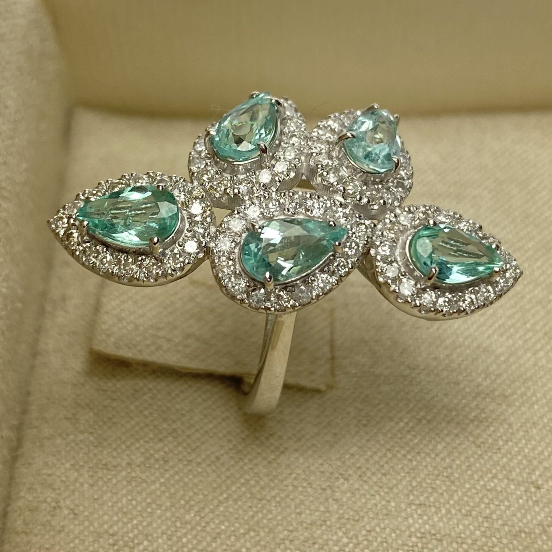 Anel Gota Esmeraldas e Diamantes