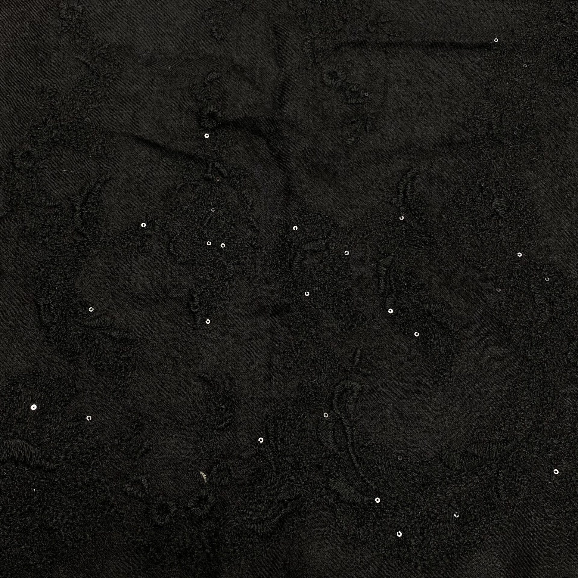 Lenço Loro Piana Preto Bordado