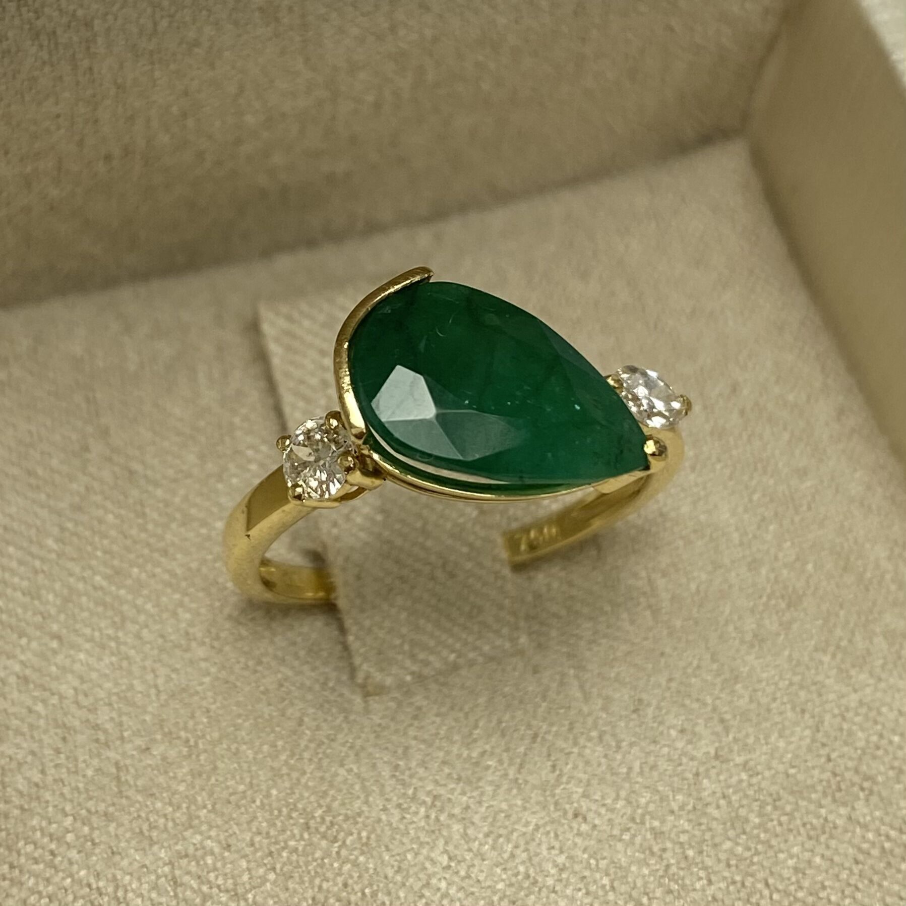 Anel Gota Esmeralda - 2.89 ct.