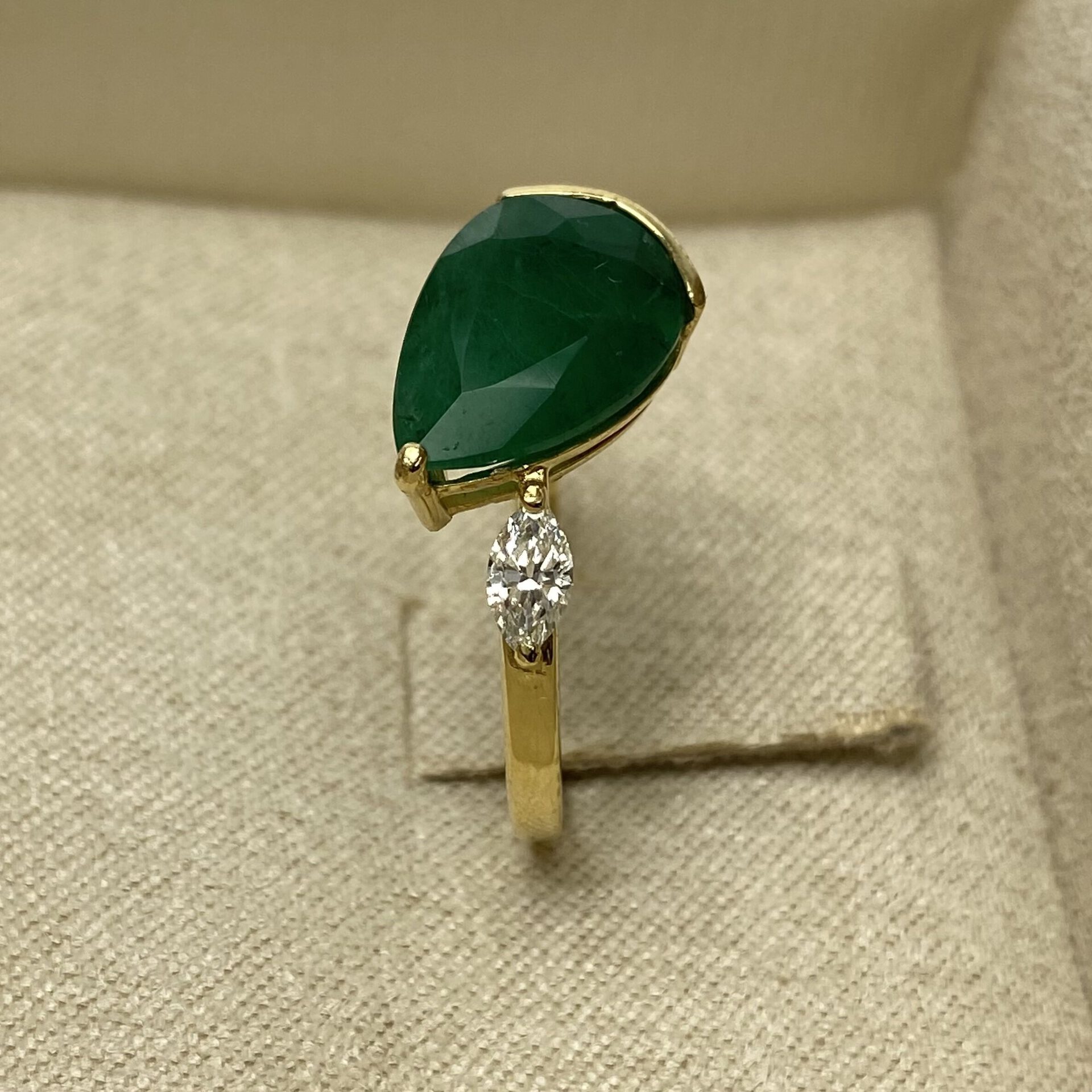 Anel Gota Esmeralda - 2.89 ct.