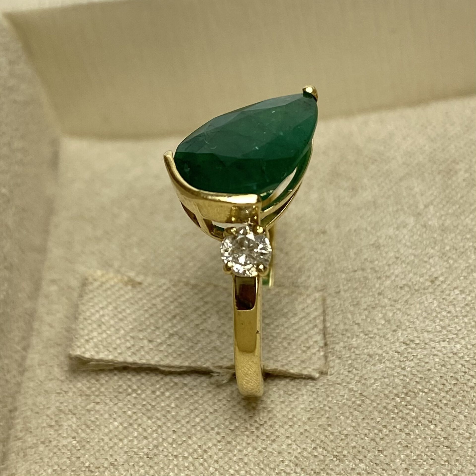 Anel Gota Esmeralda - 2.89 ct.