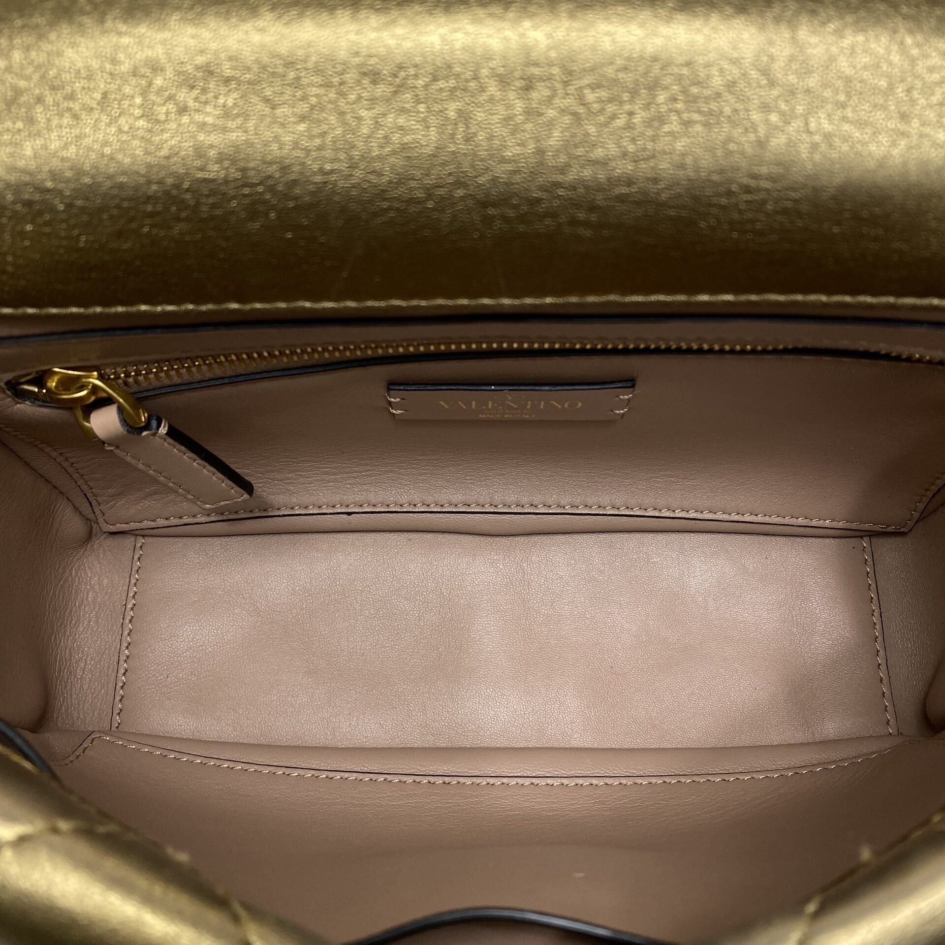 Bolsa Valentino Garavani Roman Stud Metalizada
