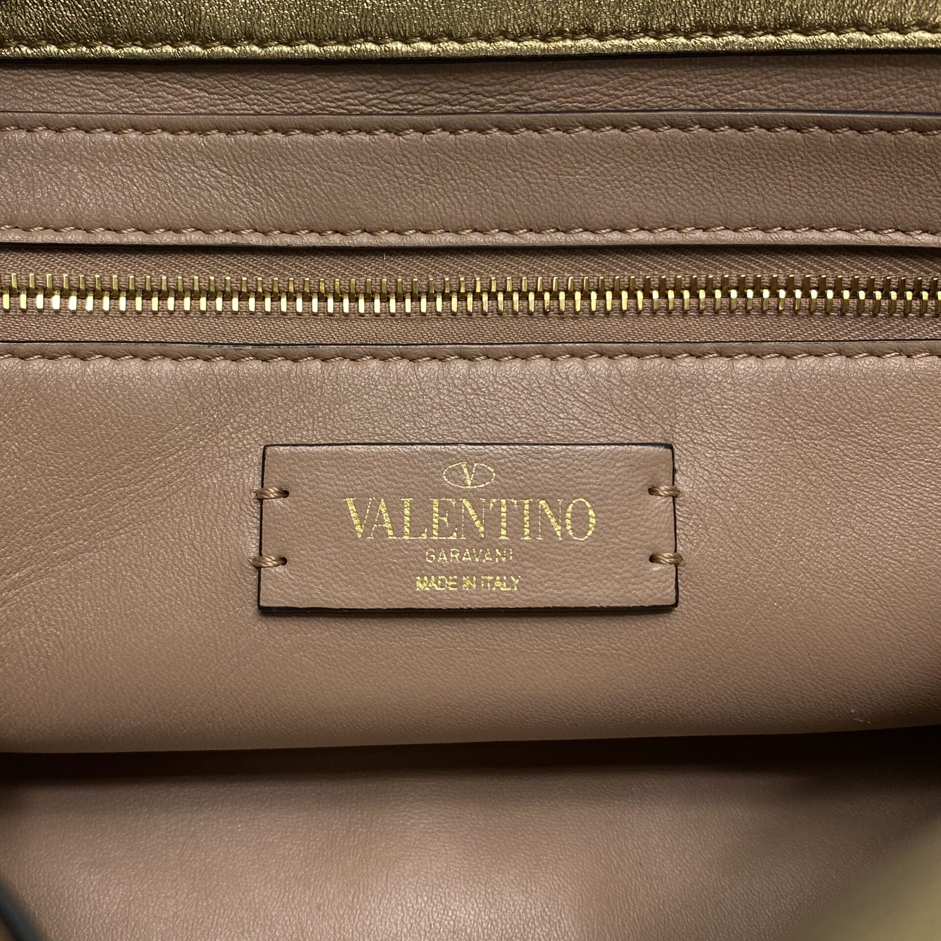 Bolsa Valentino Garavani Roman Stud Metalizada