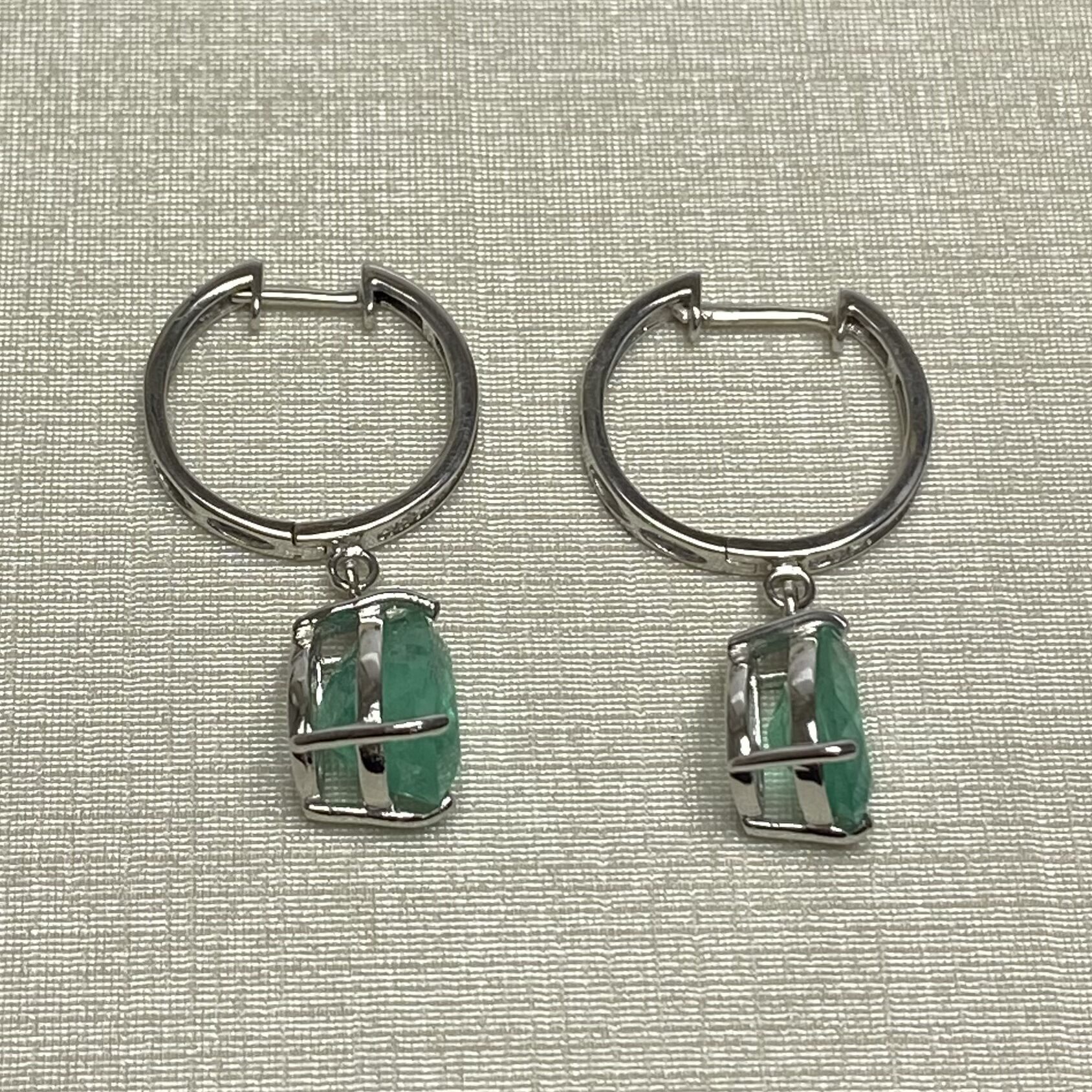 Par de Brincos Argola com Esmeraldas