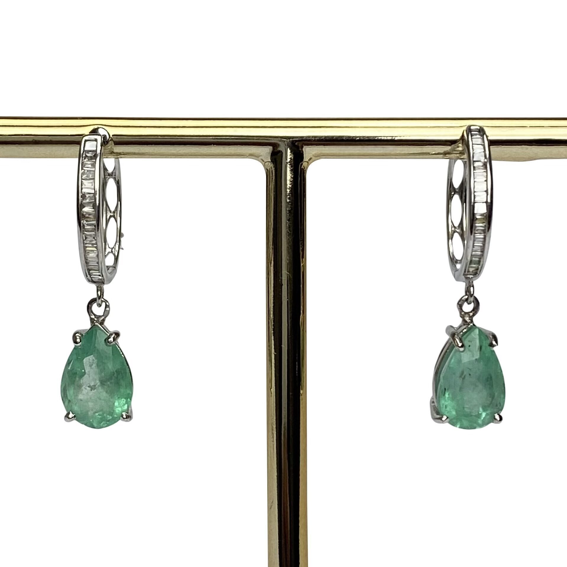 Par de Brincos Argola com Esmeraldas