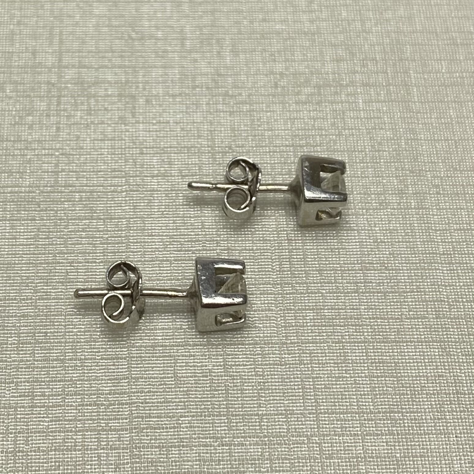 Par de Brincos Solitários - 0.52 ct.
