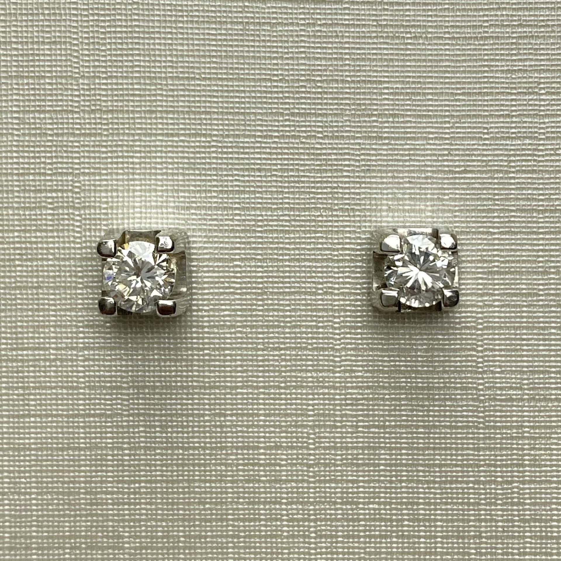 Par de Brincos Solitários - 0.52 ct.