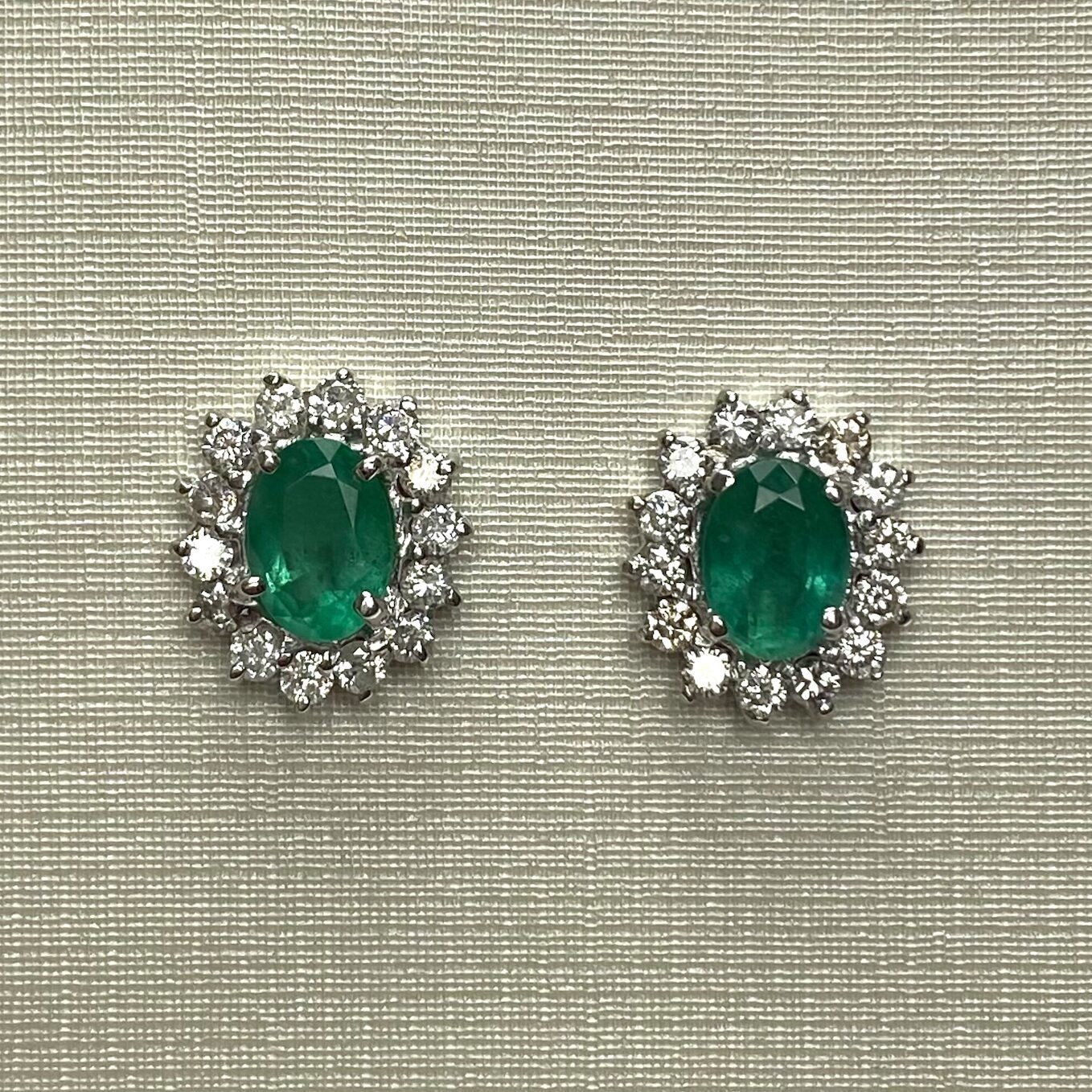 Par de Brincos Esmeraldas - 1.36 ct.