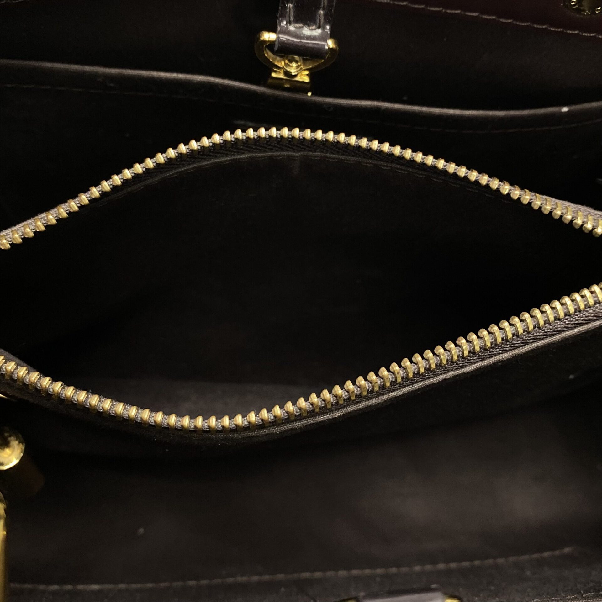 Bolsa Louis Vuitton Montaigne Verniz