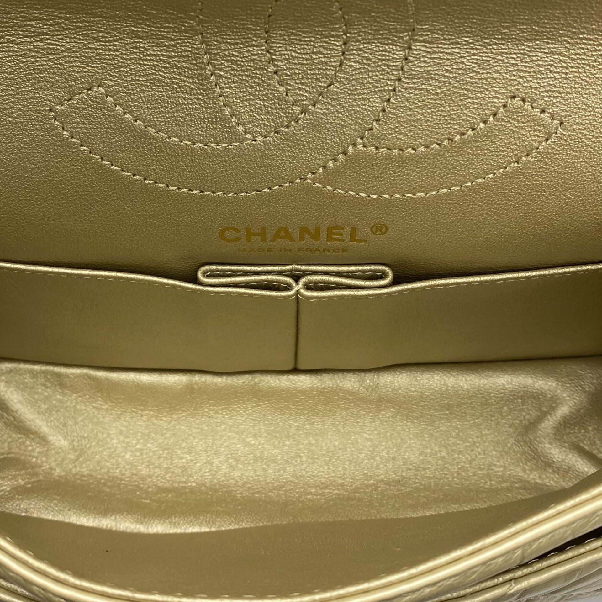 Bolsa Chanel 2.55 Reissue Matelassê Dourada