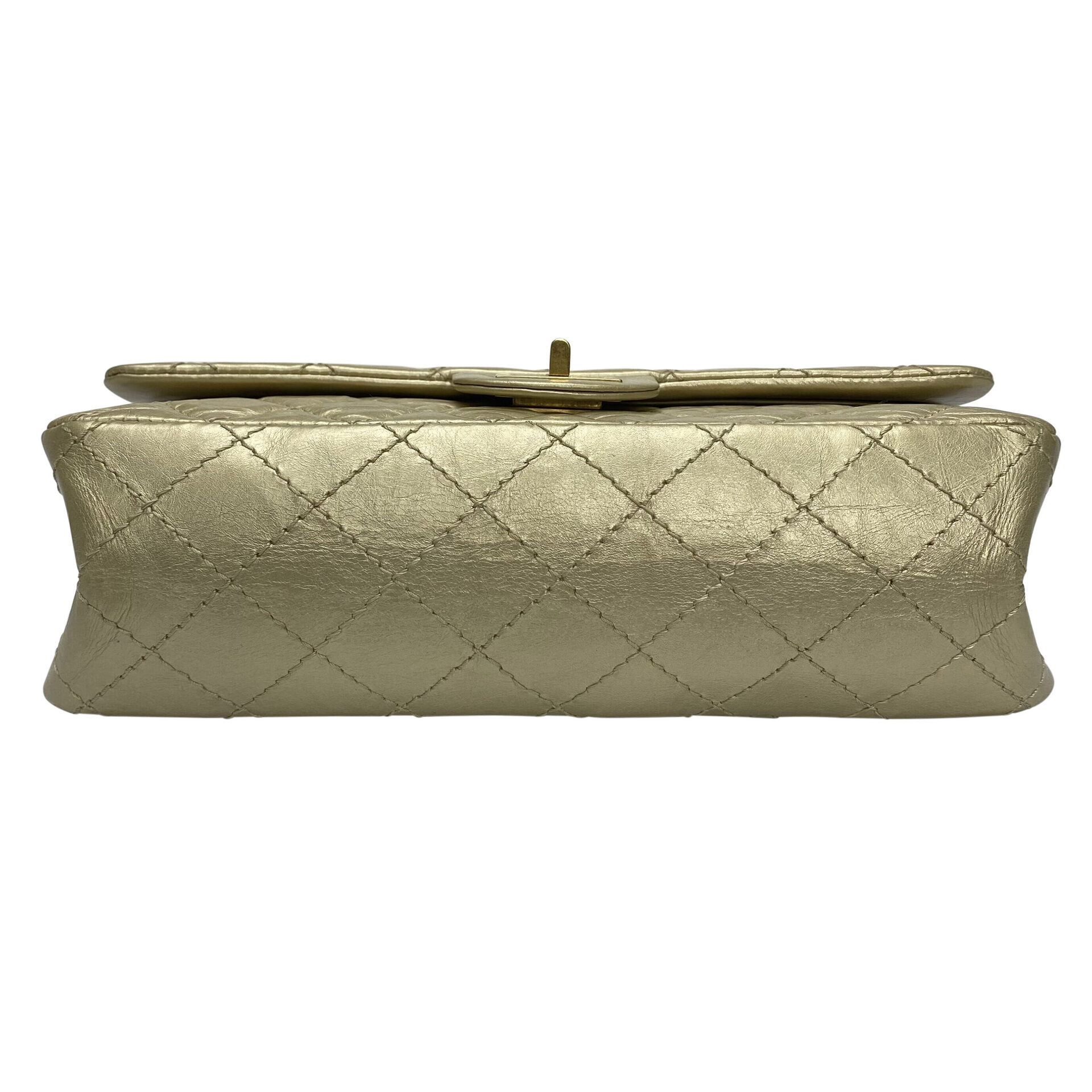 Bolsa Chanel 2.55 Reissue Matelassê Dourada