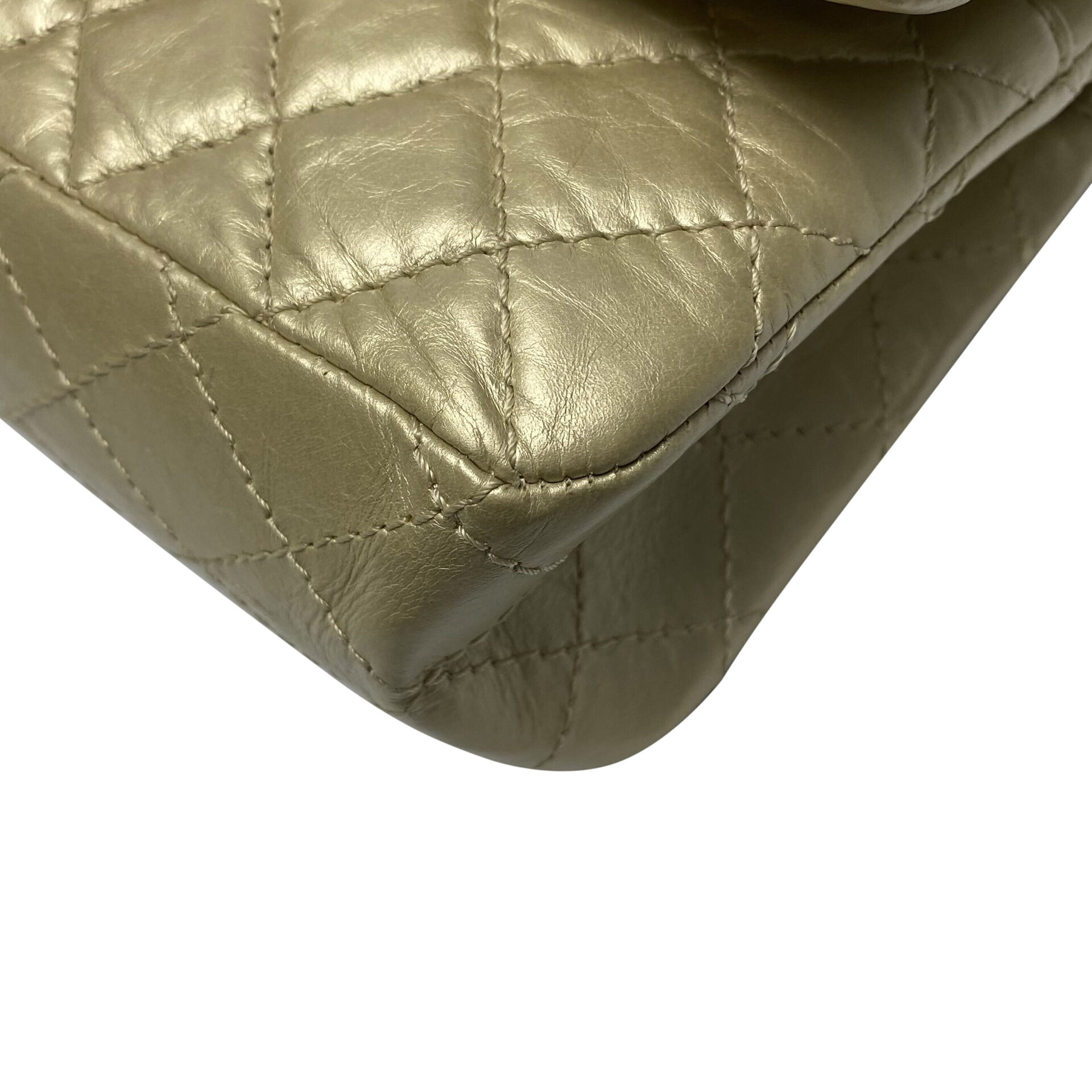 Bolsa Chanel 2.55 Reissue Matelassê Dourada