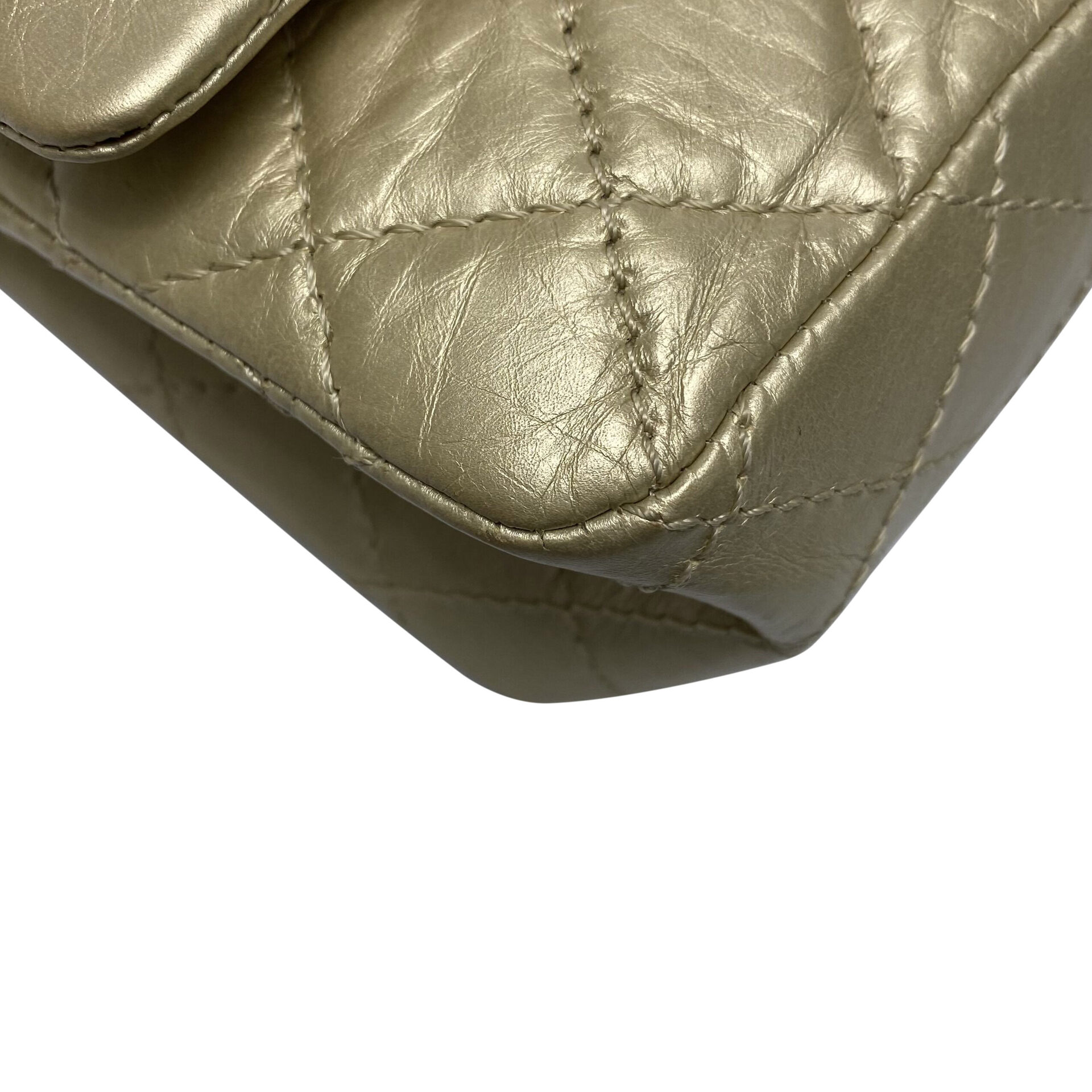 Bolsa Chanel 2.55 Reissue Matelassê Dourada