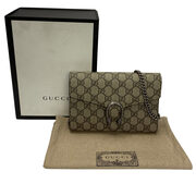 Bolsa Gucci Dionysus GG Supreme Chain Wallet
