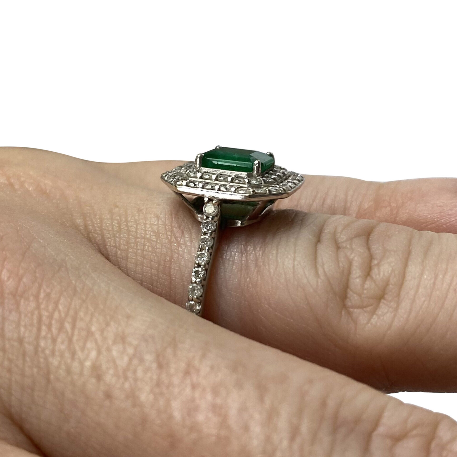 Anel Ouro Branco com Esmeralda e Diamantes