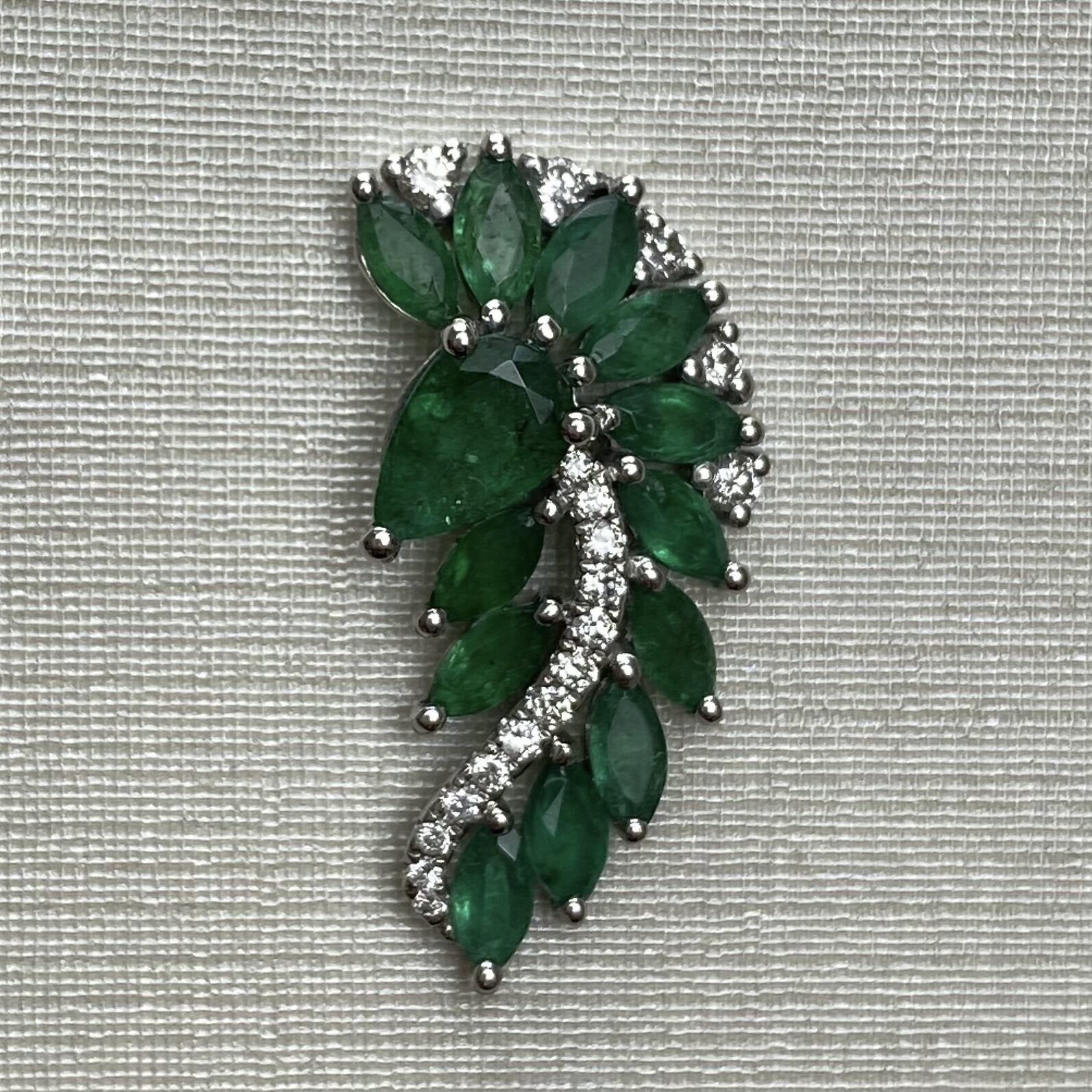 Par de Brincos Esmeraldas e Diamantes