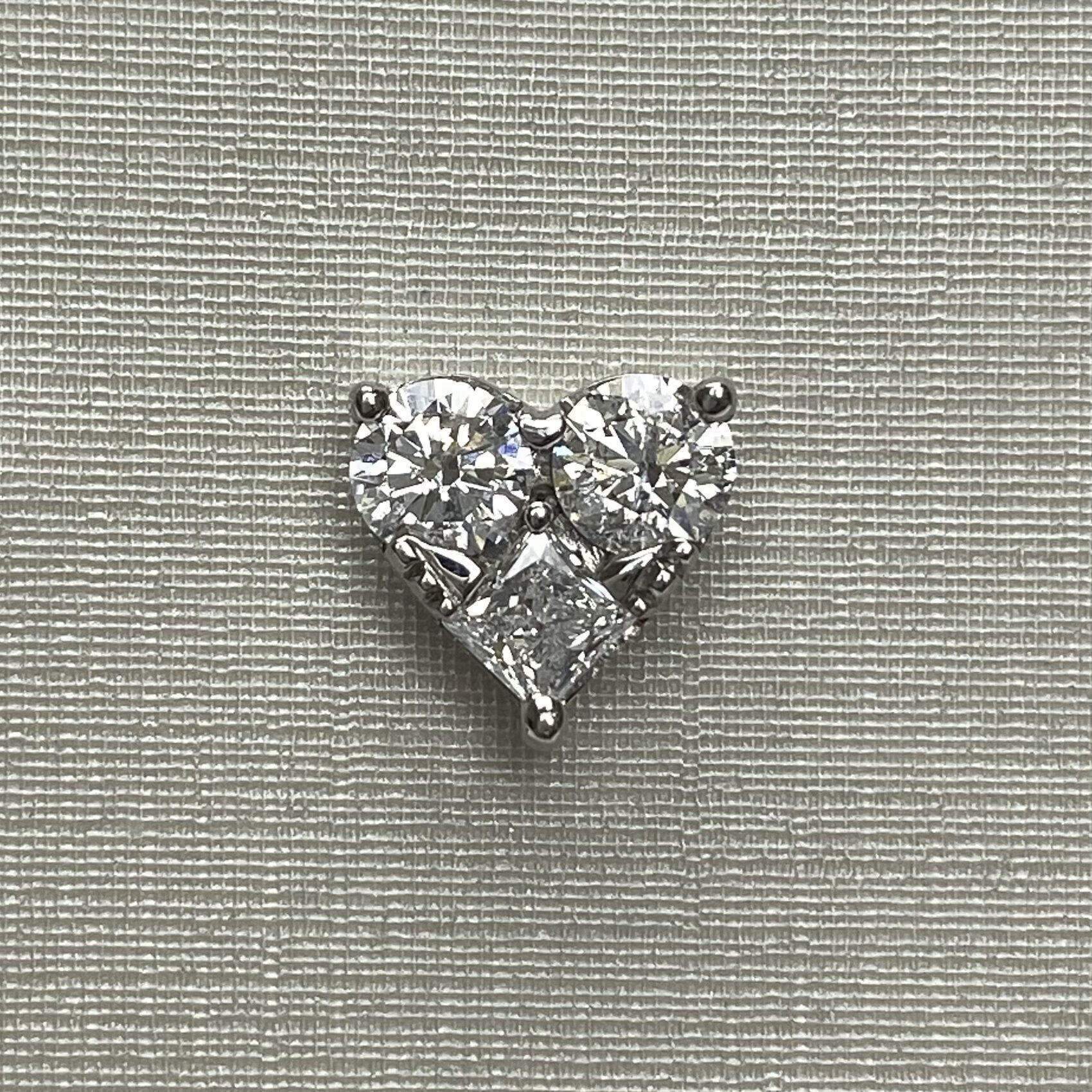 Par de Brincos Coração Diamantes