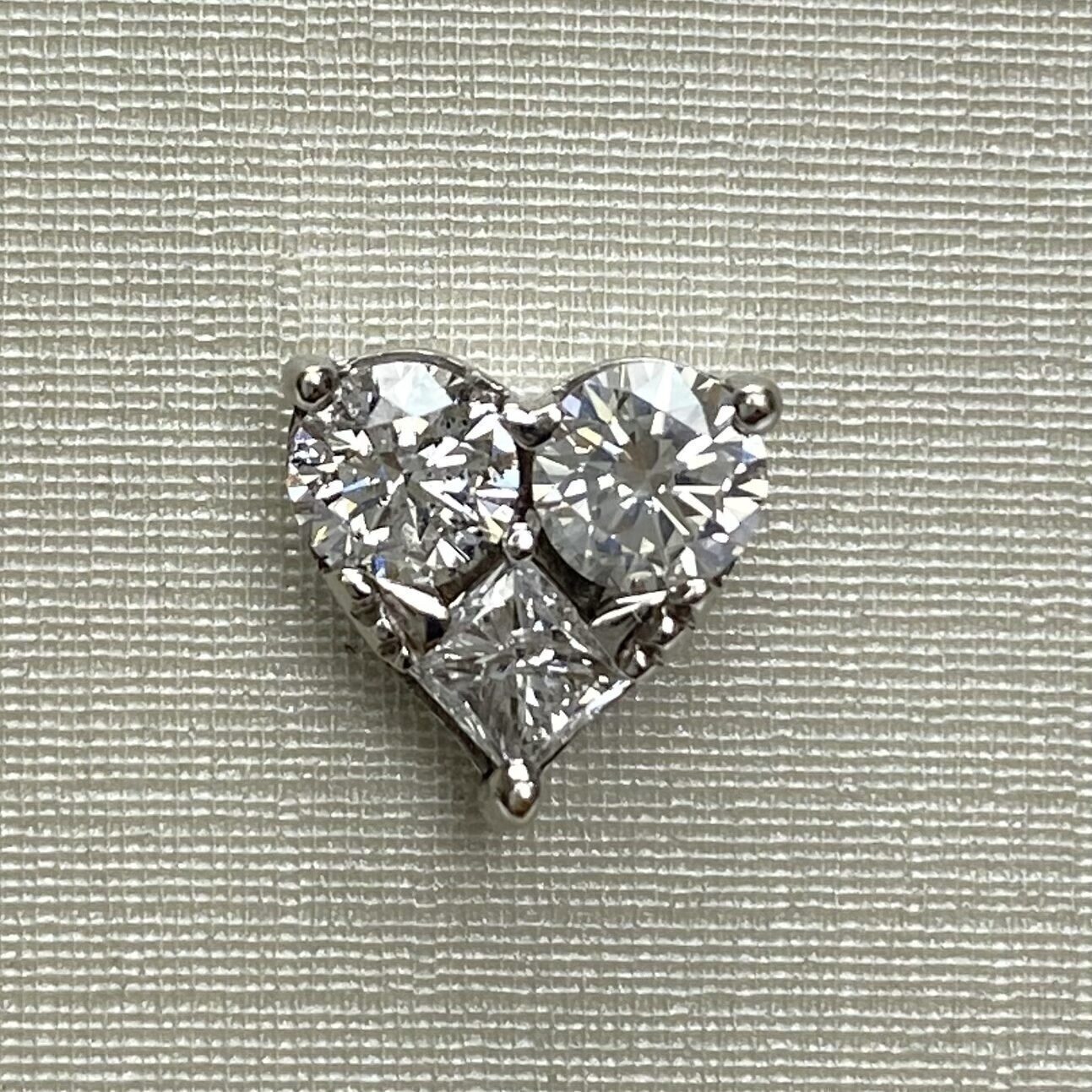 Par de Brincos Coração Diamantes