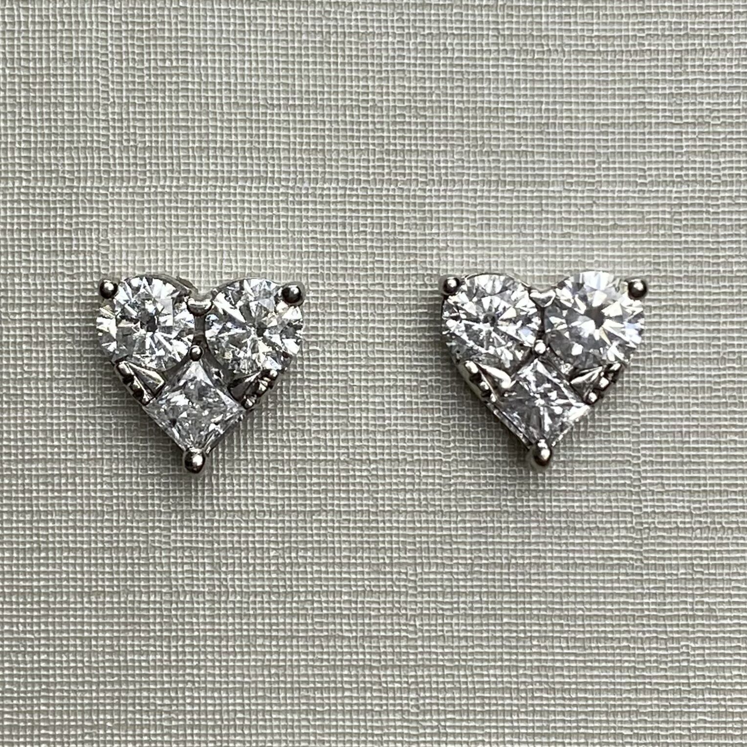 Par de Brincos Coração Diamantes
