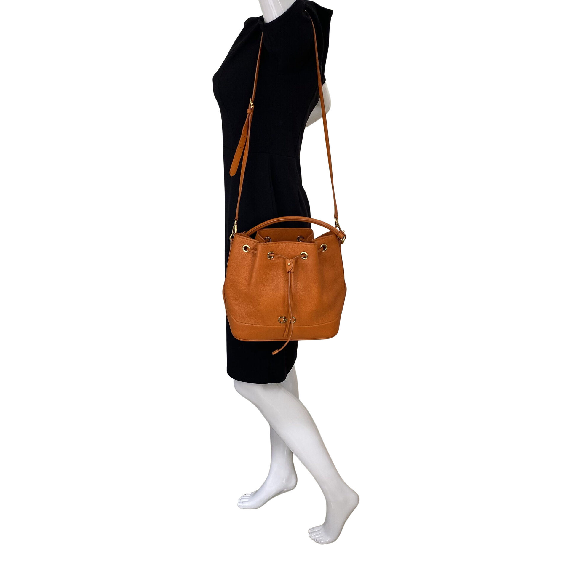 Bolsa Salvatore Ferragamo Gancini Bucket Laranja