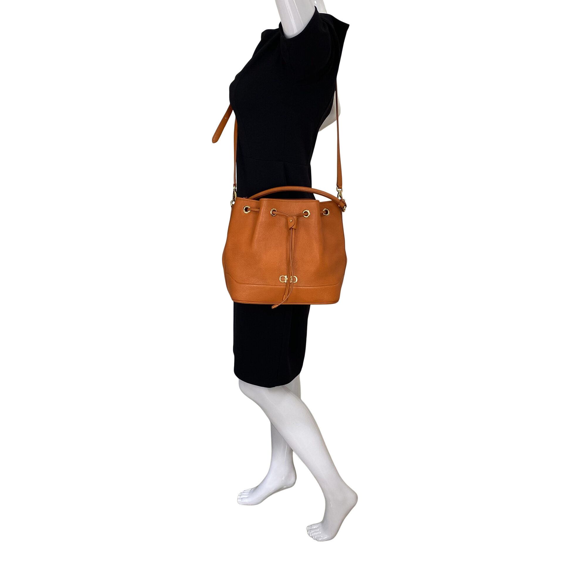 Bolsa Salvatore Ferragamo Gancini Bucket Laranja