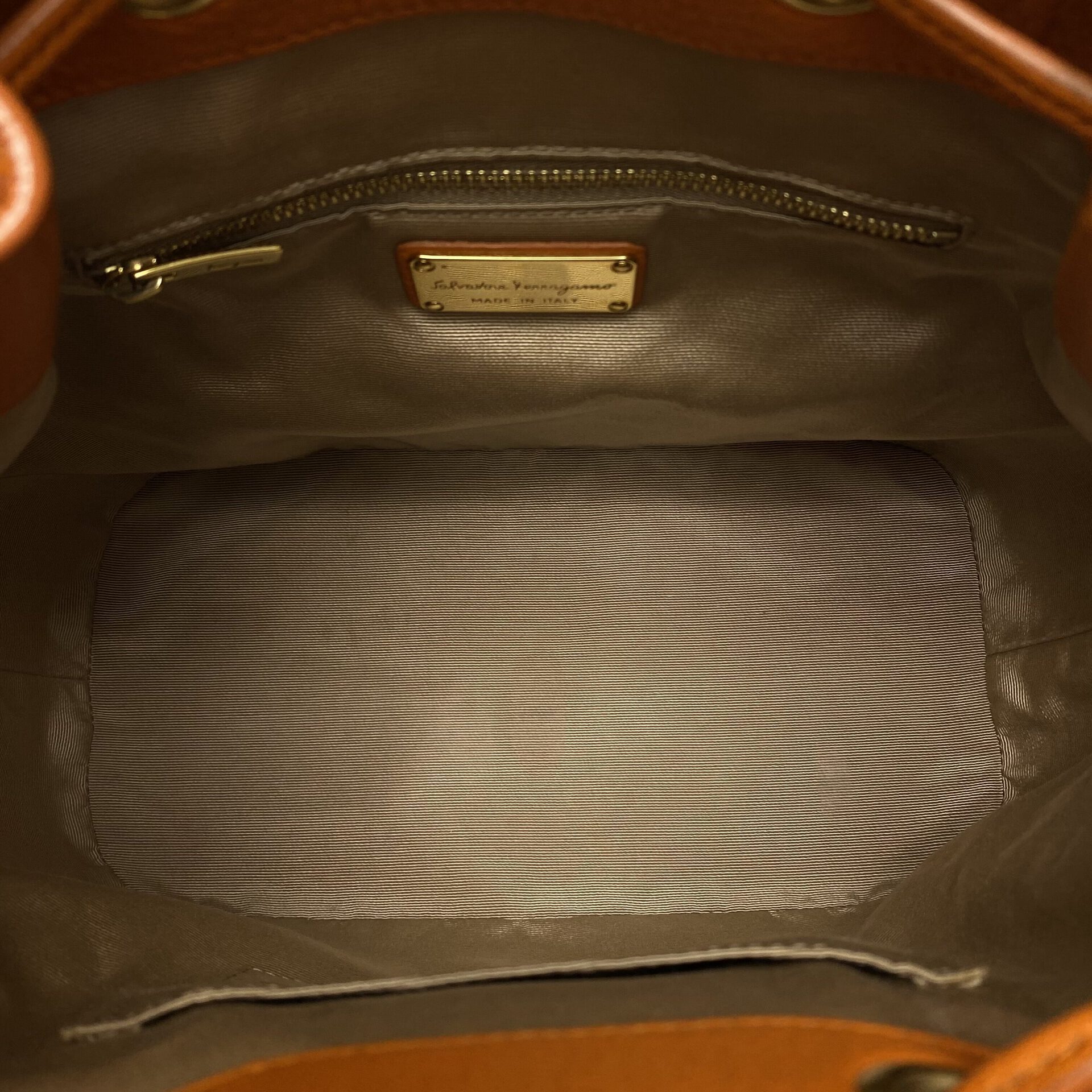 Bolsa Salvatore Ferragamo Gancini Bucket Laranja
