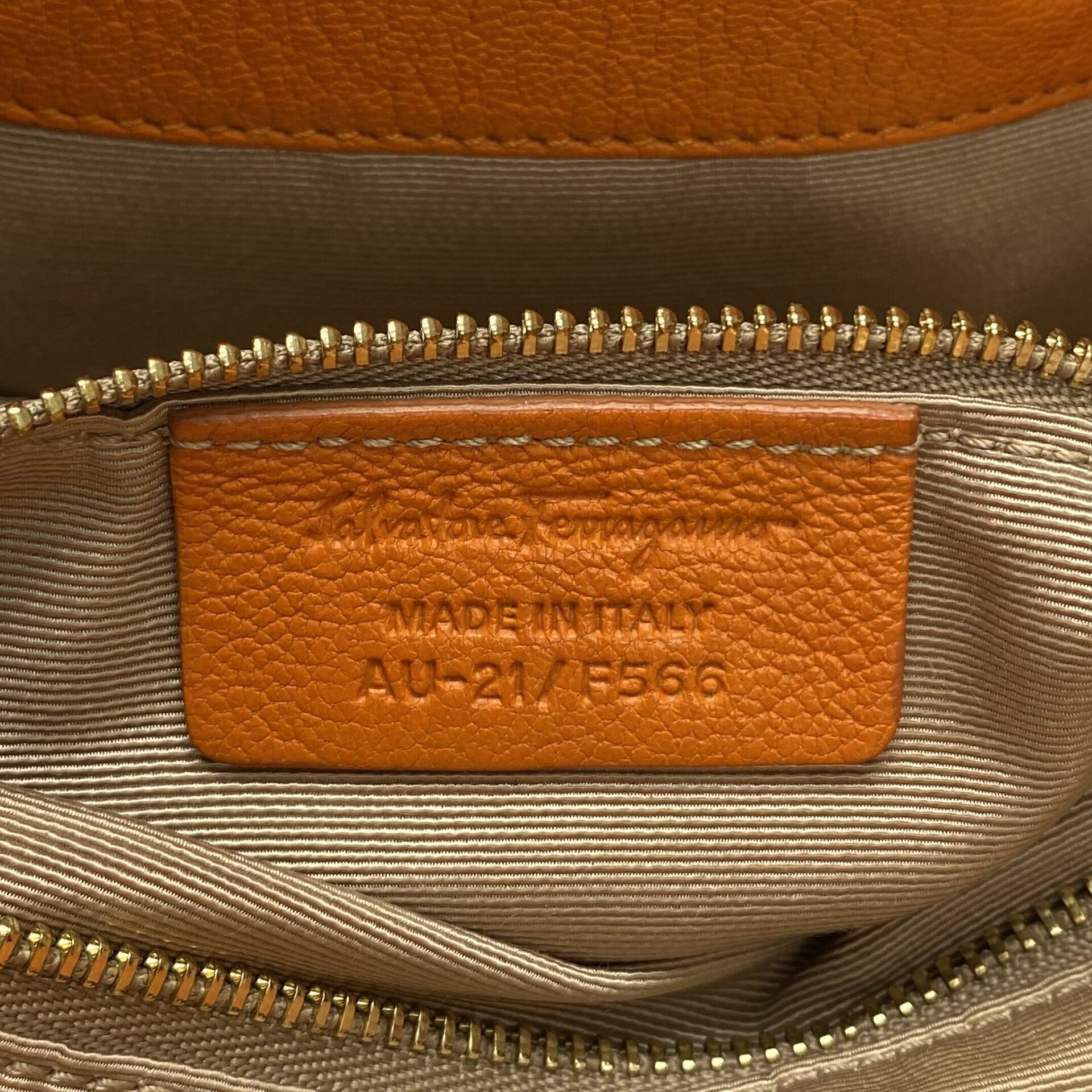 Bolsa Salvatore Ferragamo Gancini Bucket Laranja