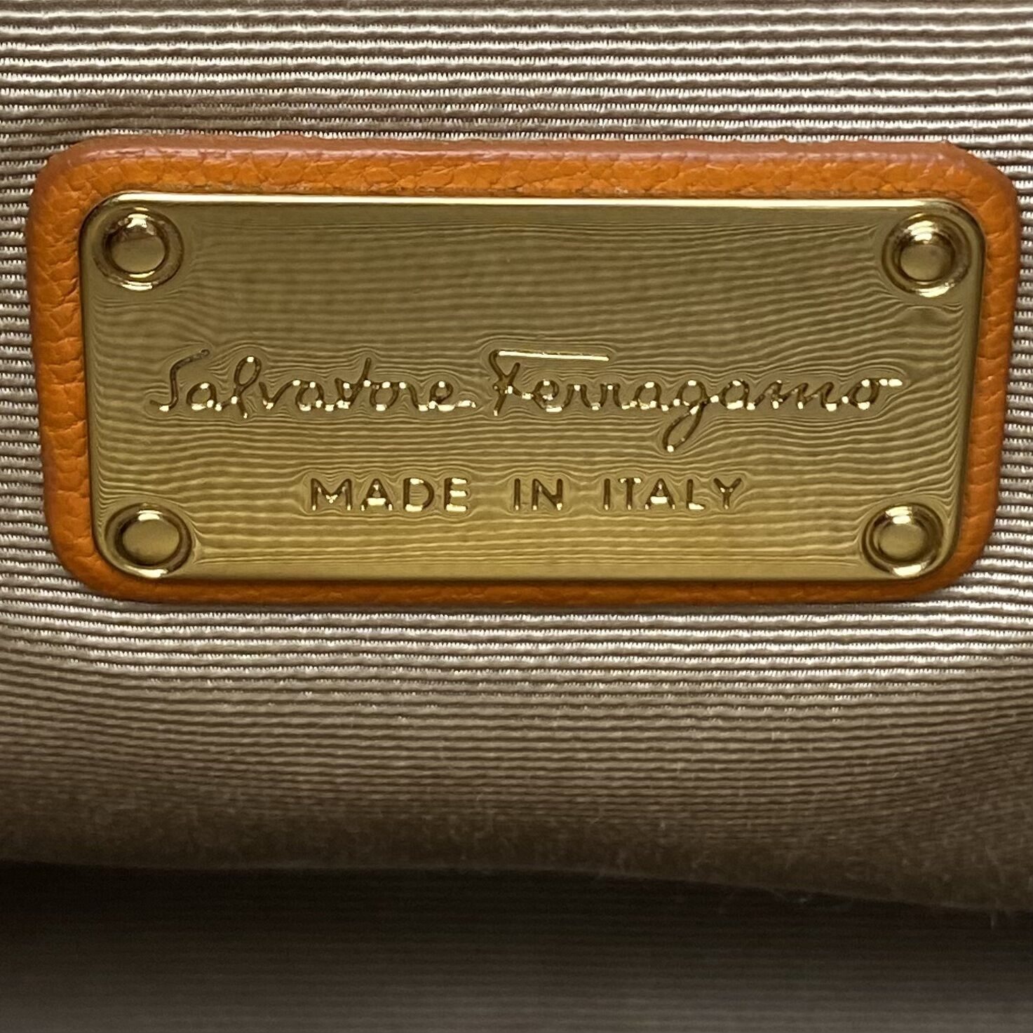 Bolsa Salvatore Ferragamo Gancini Bucket Laranja