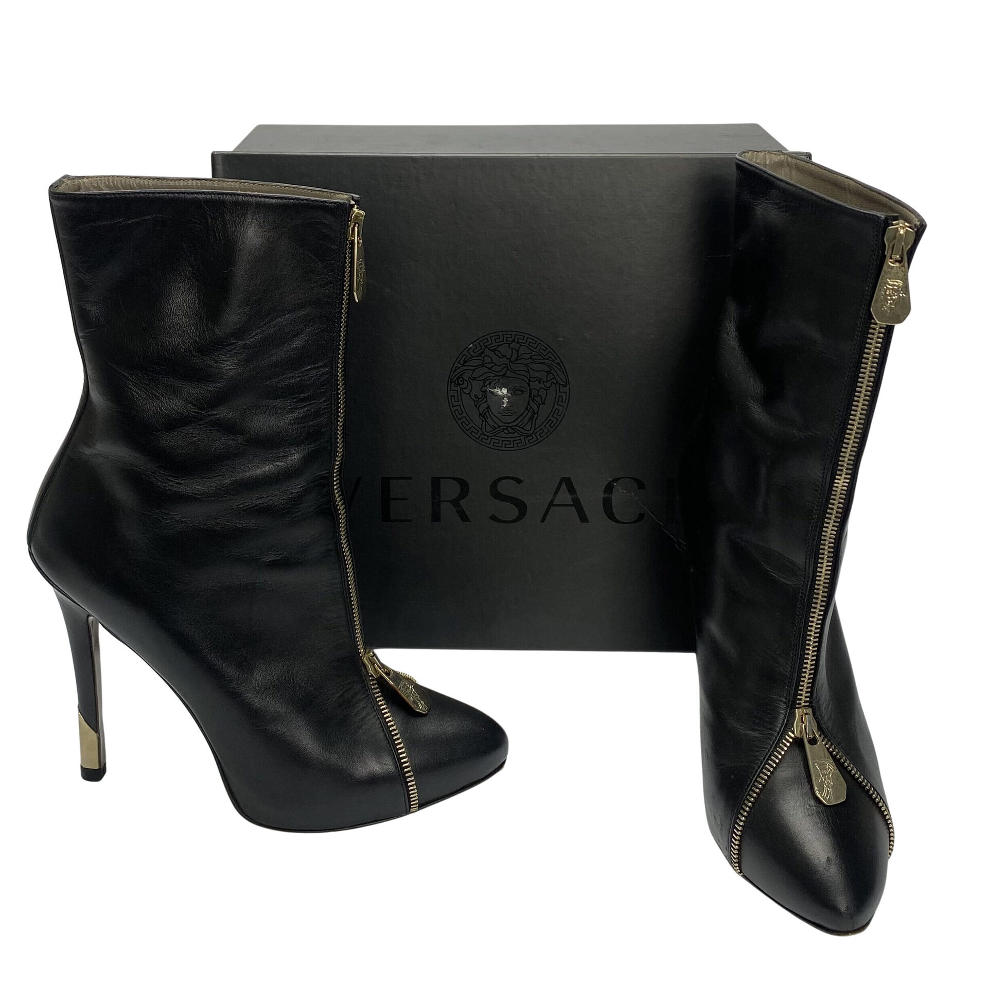 Bota Versace Couro Preto e Zíper Dourado