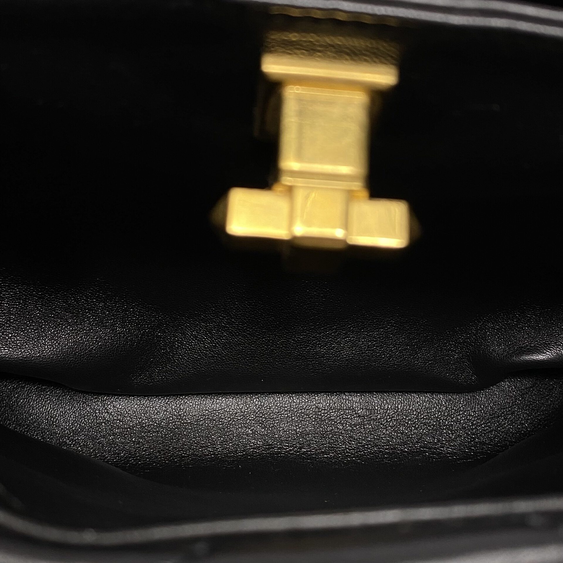 Bolsa Valentino Garavani Roman Stud Preta