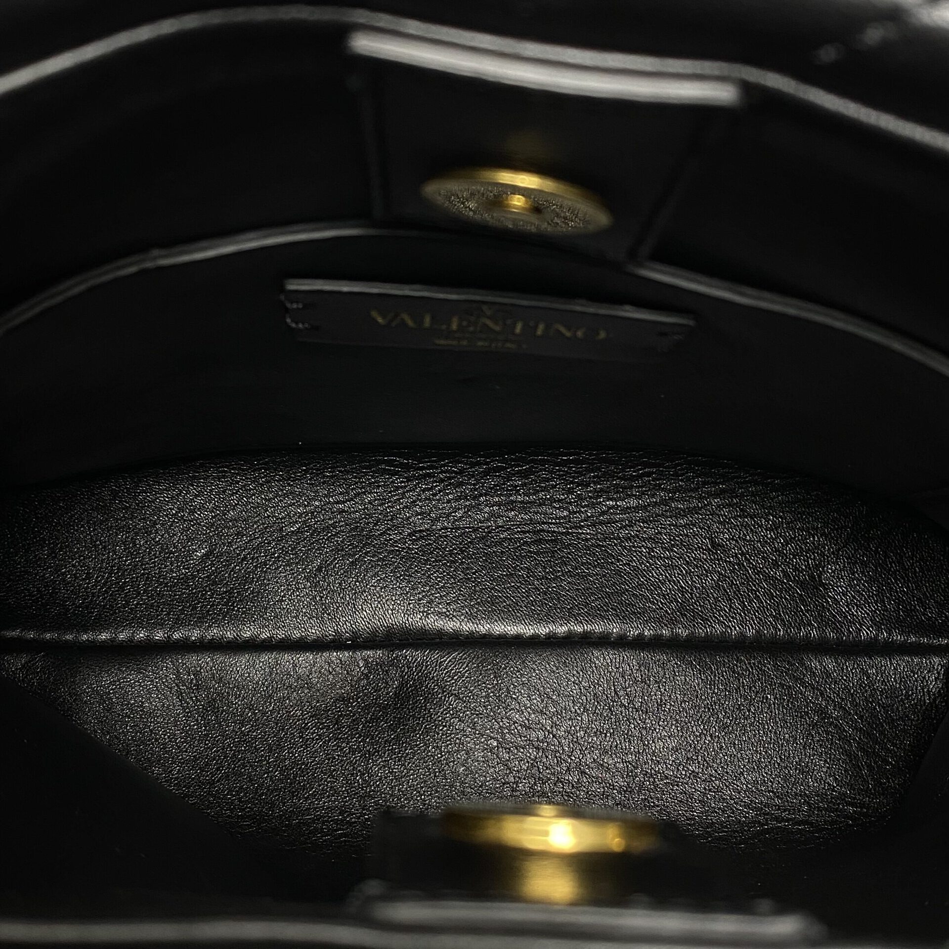 Bolsa Valentino Garavani Roman Stud Preta