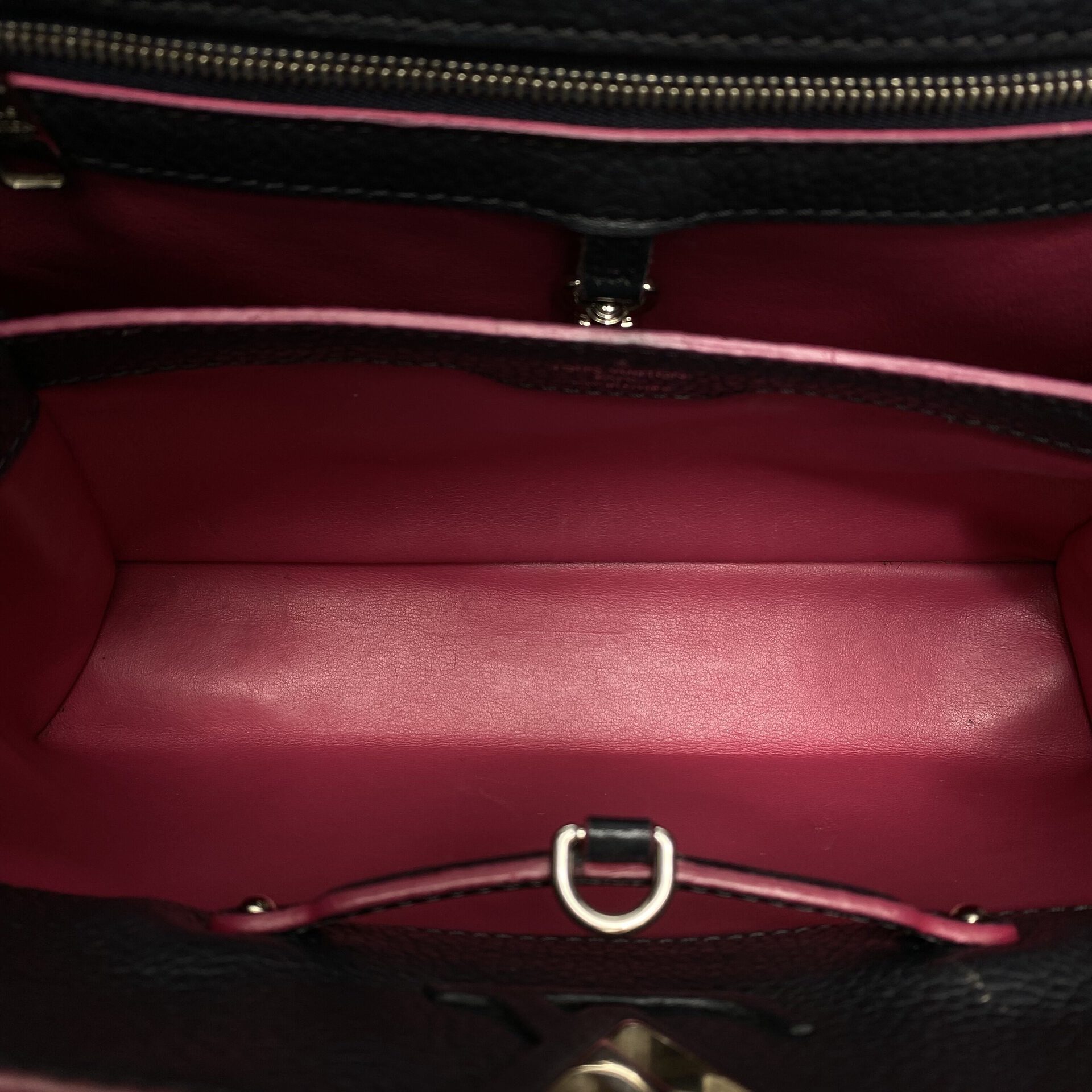 Bolsa Louis Vuitton Capucines Preta