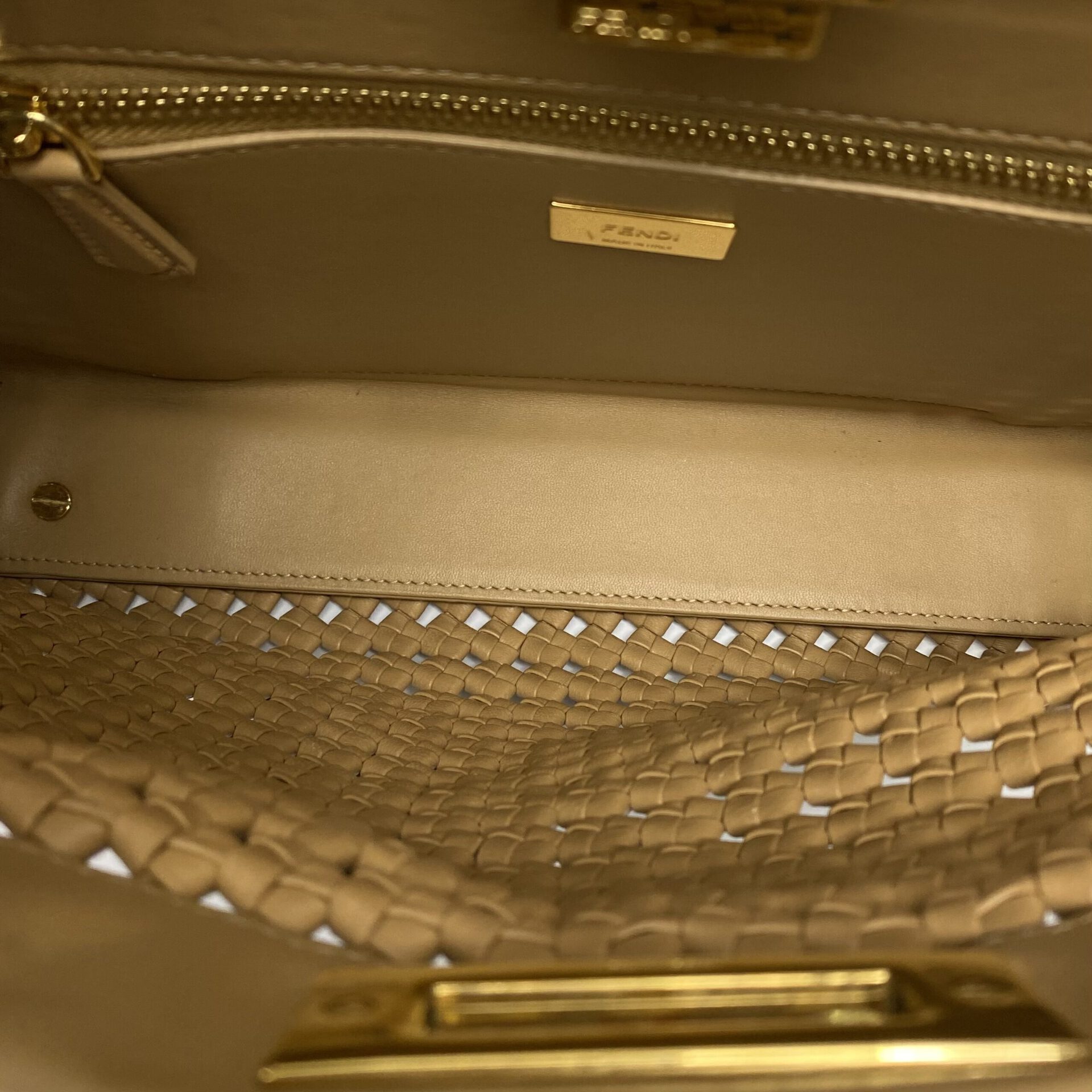 Bolsa Fendi Peekaboo Intrecciato