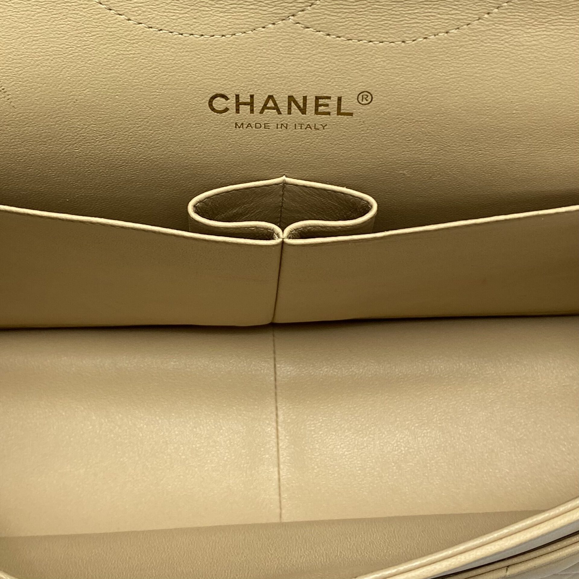 Bolsa Chanel Clássica Double Flap Lambskin Bege