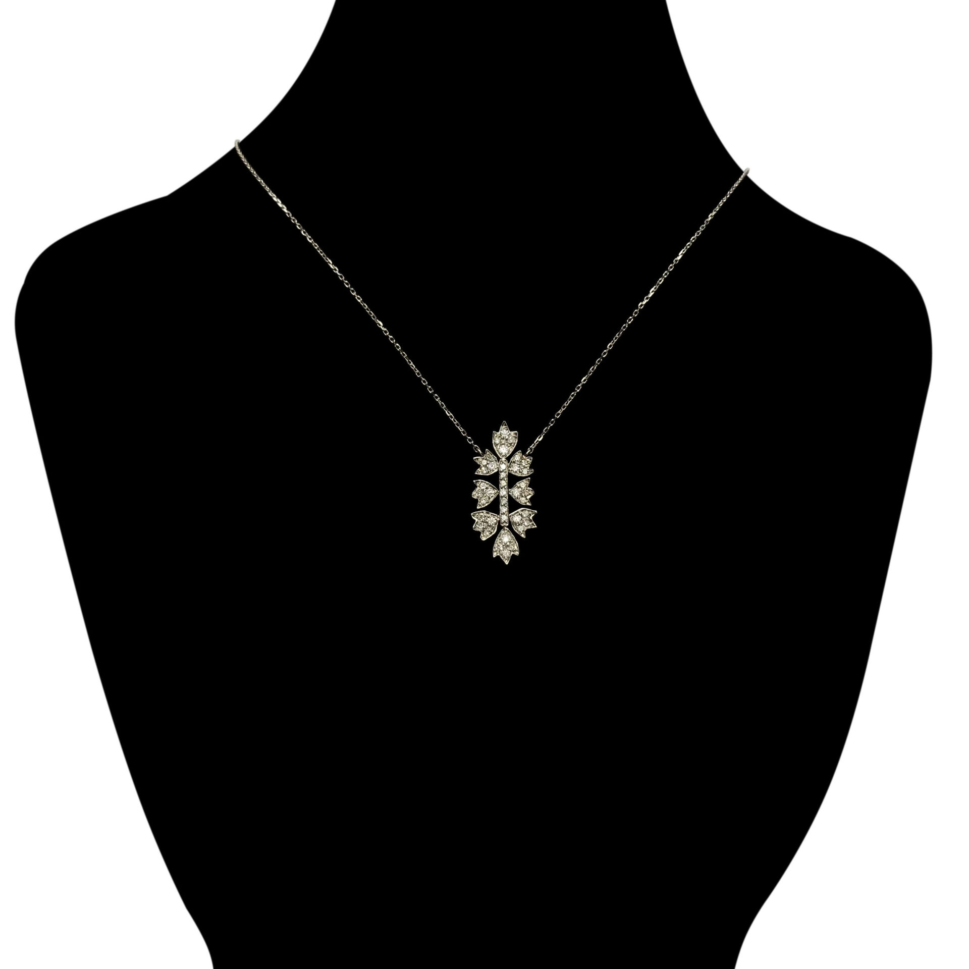 Colar Folha Ouro Branco - 0.30 ct