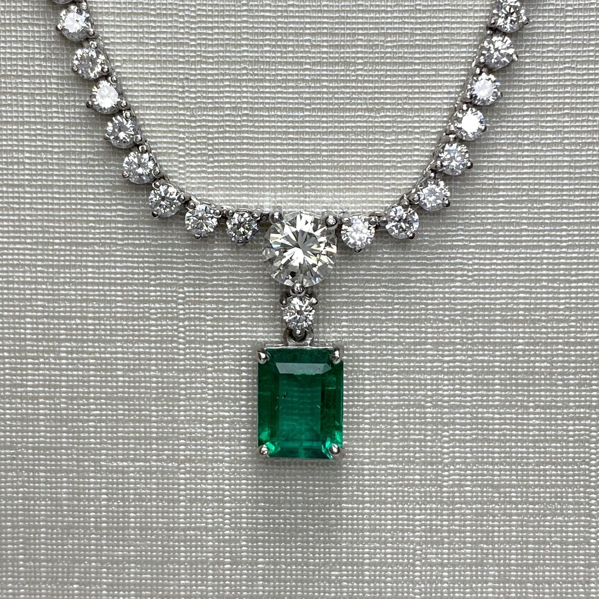 Colar Meia Riviera Esmeralda - 0.68 ct