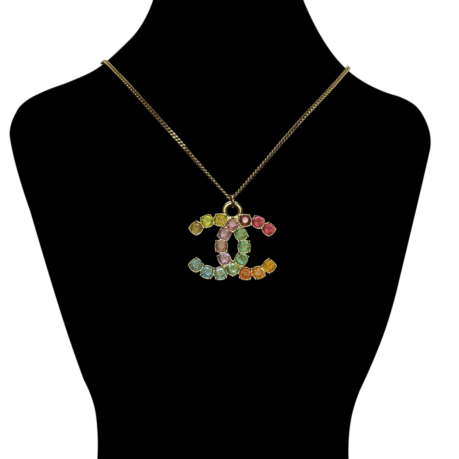 Colar Chanel Crystal CC Pendant Necklace Gold Rainbow