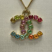 Colar Chanel Crystal CC Pendant Necklace Gold Rainbow