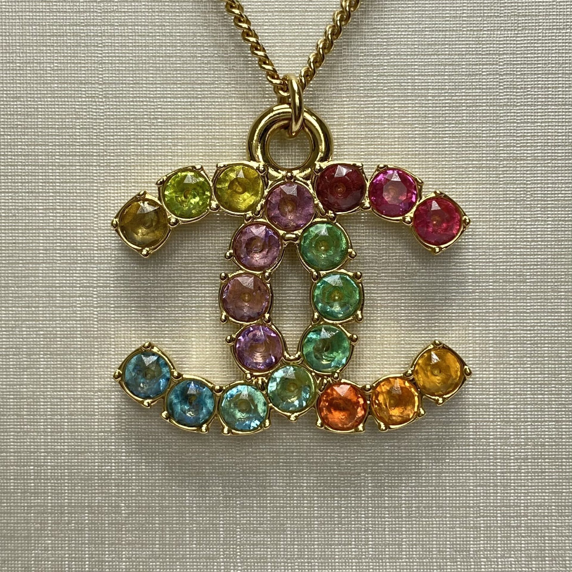 Colar Chanel Crystal CC Pendant Necklace Gold Rainbow