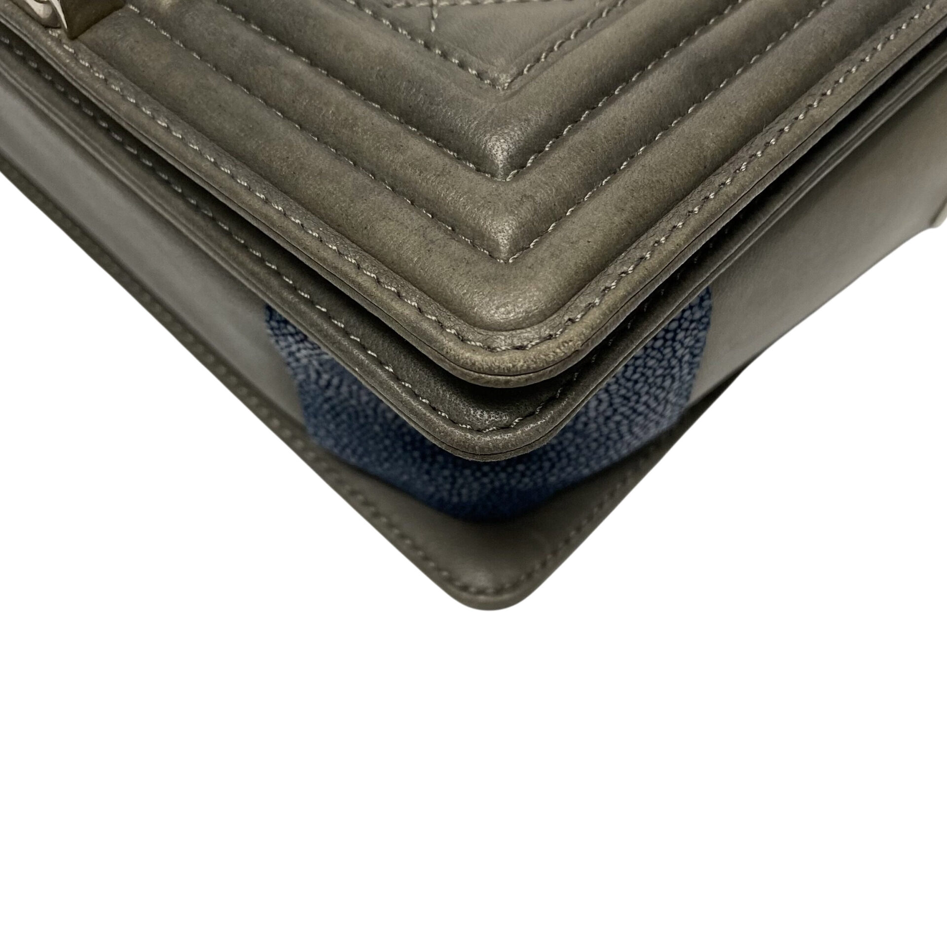 Bolsa Chanel Boy Lambskin Stingray Strap