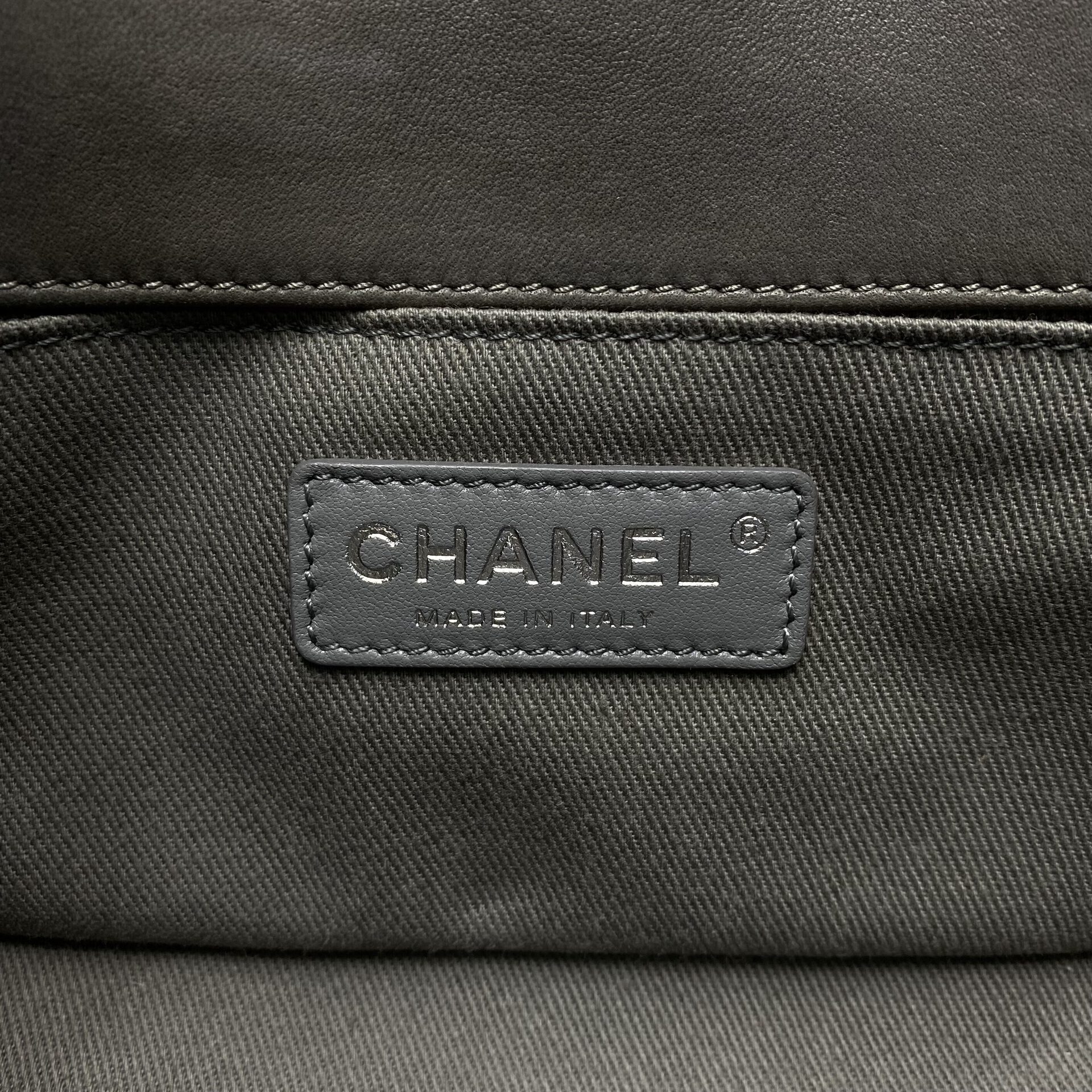 Bolsa Chanel Boy Lambskin Stingray Strap