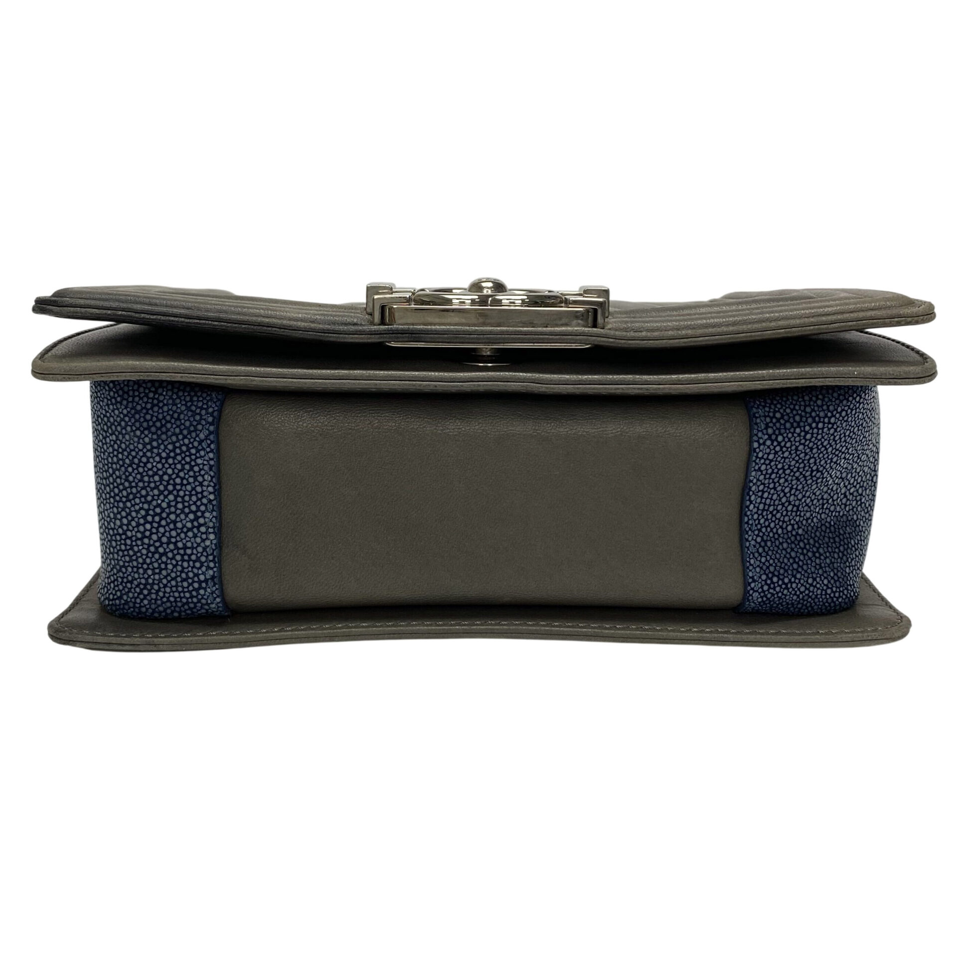 Bolsa Chanel Boy Lambskin Stingray Strap