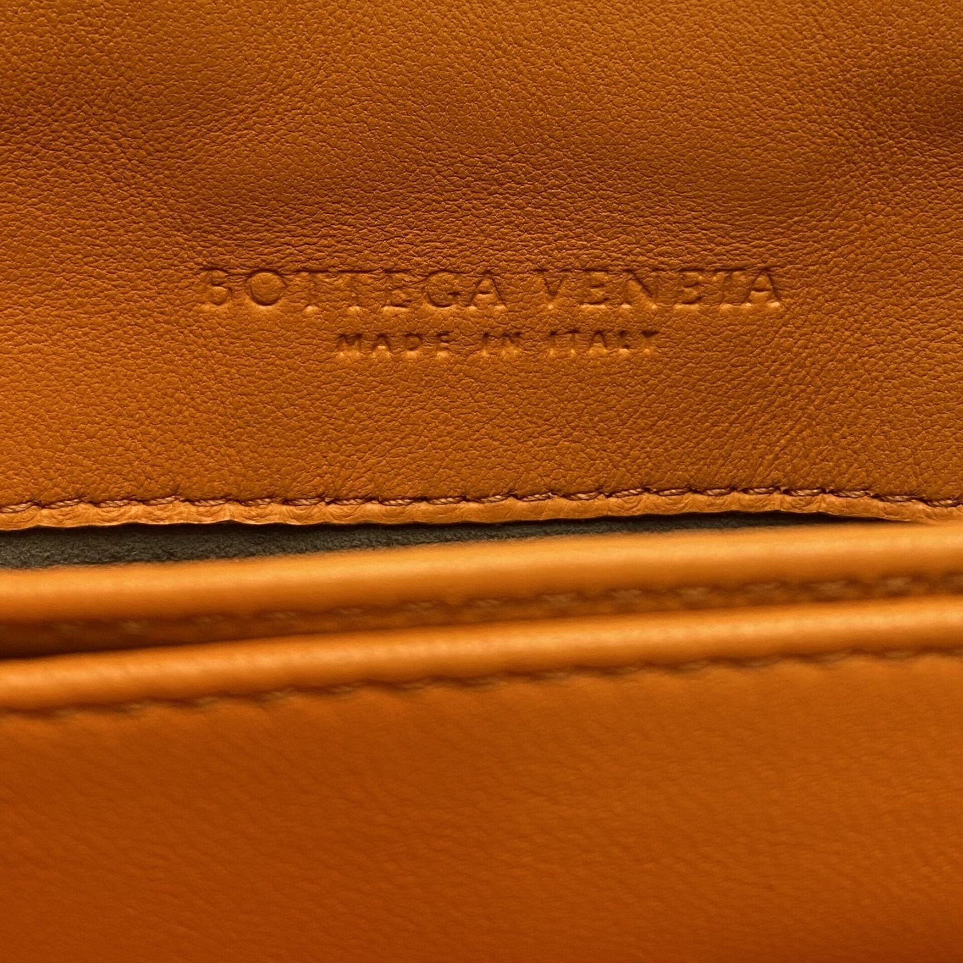 Bolsa Bottega Veneta Olímpia Intrecciato Laranja