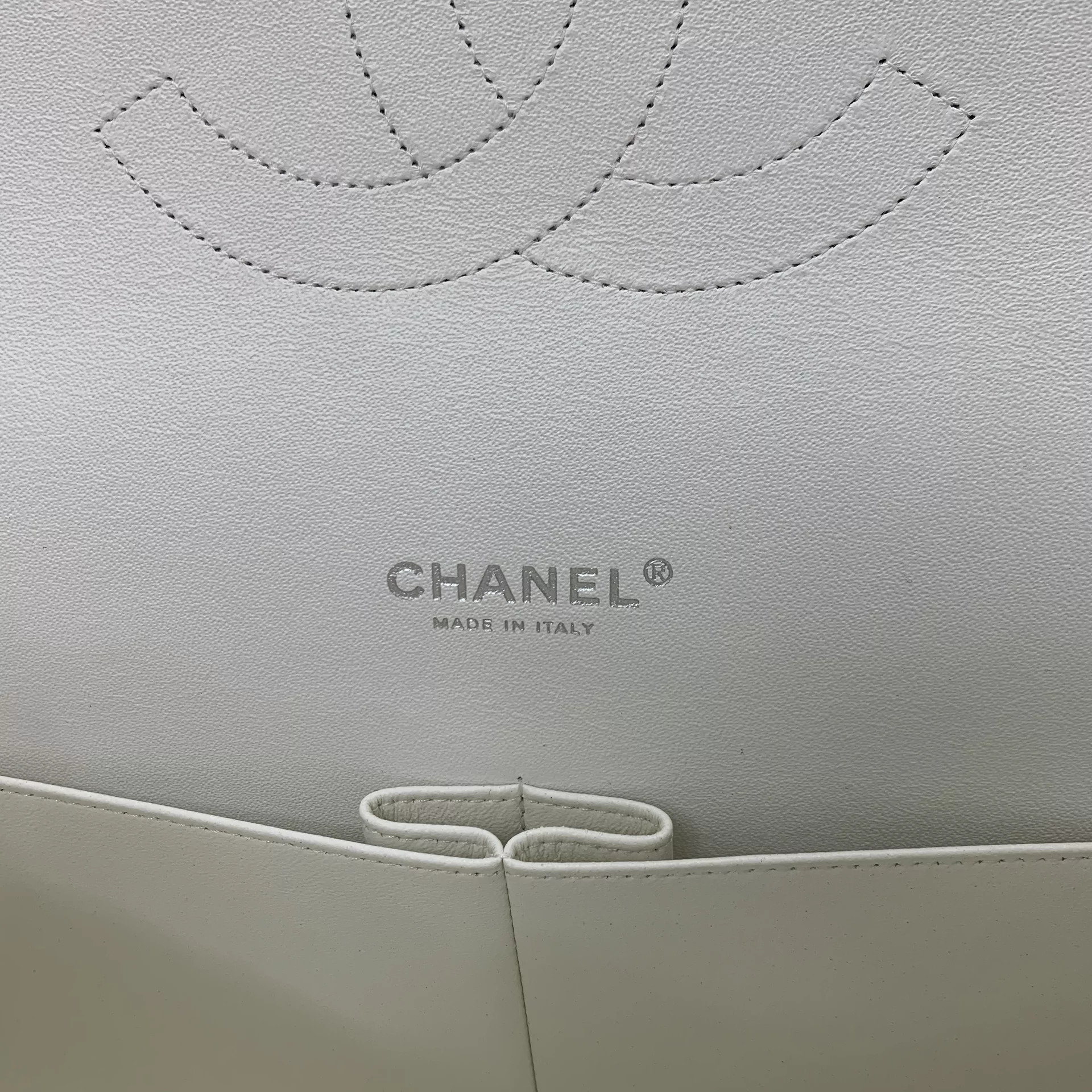 Bolsa Chanel Classic Flap Maxi Branca