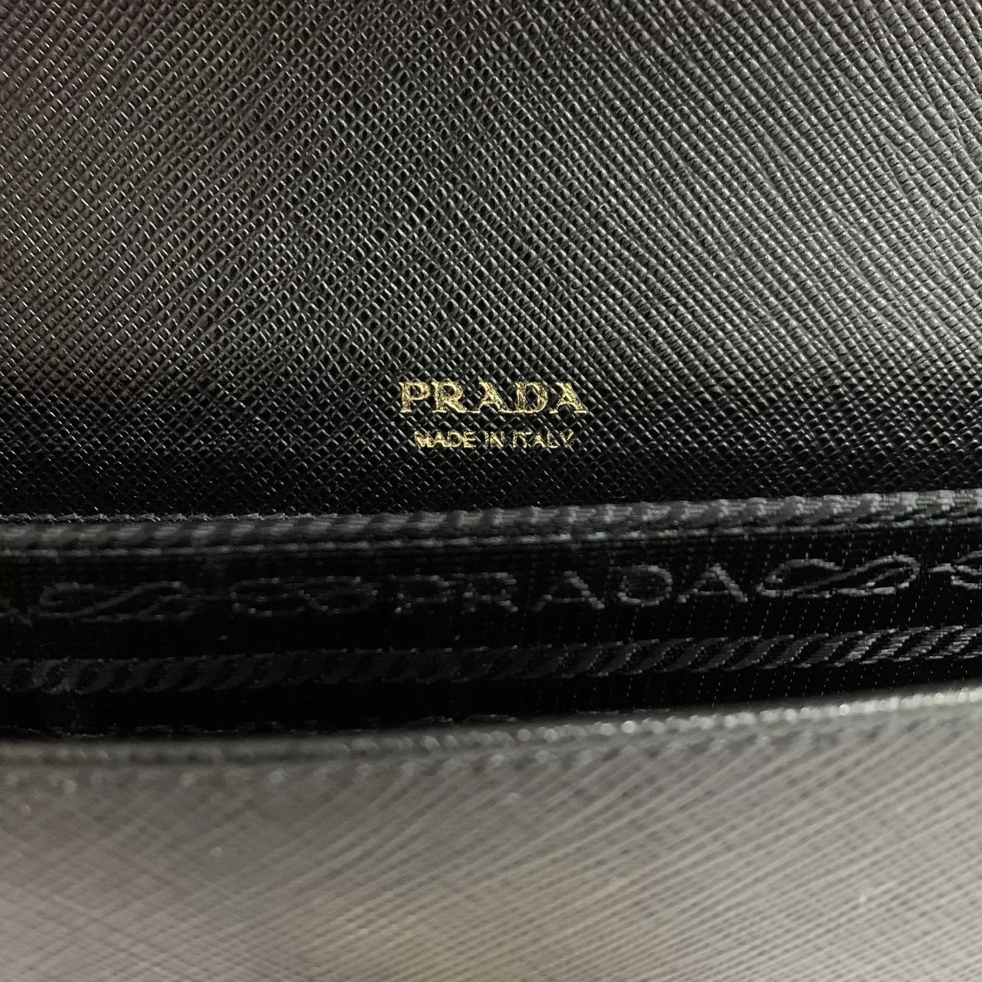 Bolsa Prada Lock Heart Couro Preta