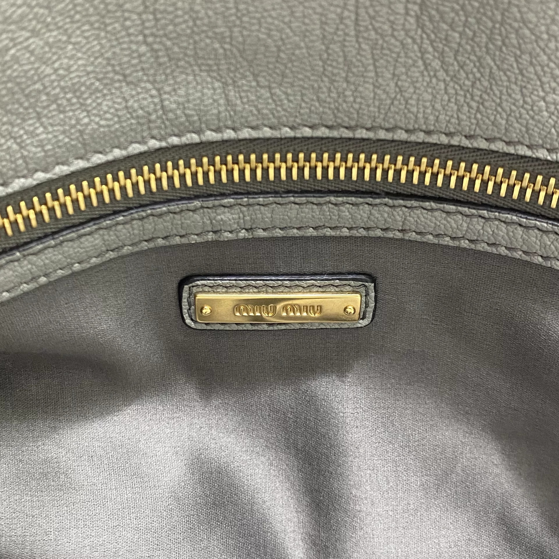 Bolsa Miu Miu Couro Cinza