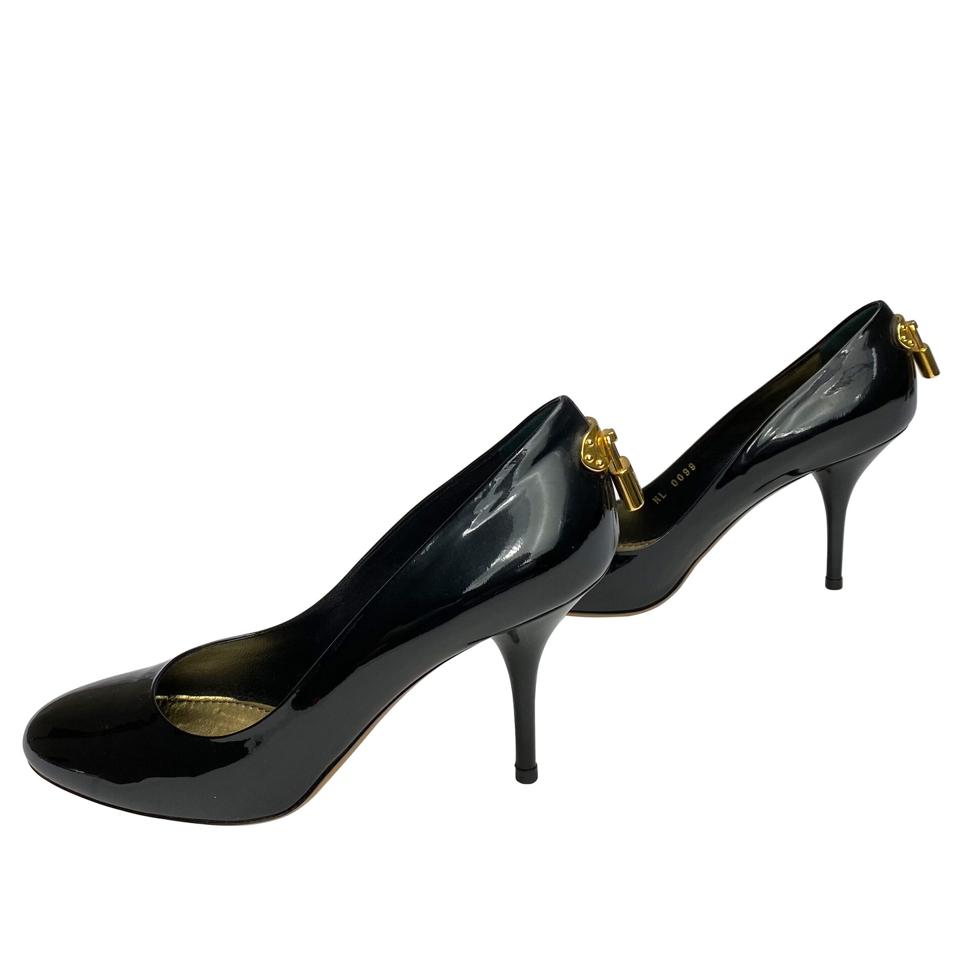 Scarpin Louis Vuitton Verniz Preto Cadeado